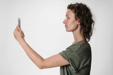 Frau nutzt Gesichtserkennung auf ihrem Smartphone