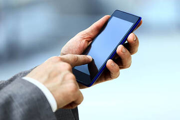 Smartphone in den Händen von einem Businessman