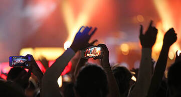 Menschenmasse. Leute nutzen Smartphones um Konzert aufzunehmen