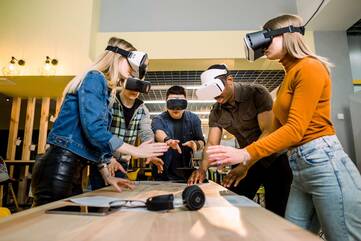 Mehrere PErsonen tragen Virtual Reality-Brillen