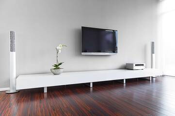 Plasma-Fernseher an Wohnzimmerwand