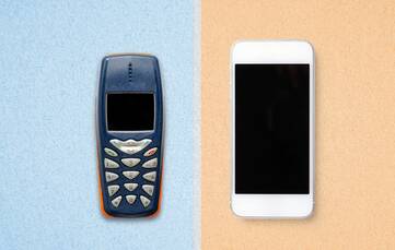 Ein altes und ein neues Mobiltelefon nebeneinander