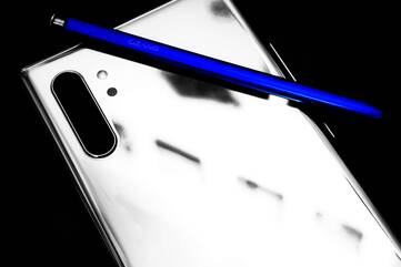 Das Samsung Galaxy Note 10 liegt auf einer Oberfläche, blauer Stift liegt darauf