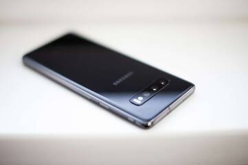 Samsung Galaxy S10 5G liegt auf Tisch