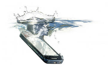 Smartphone taucht ins Wasser ein