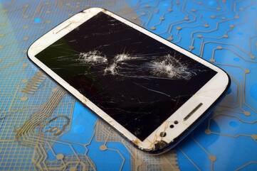 Das Samsung Galaxy S3 liegt mit einem kaputten Display auf dem Tisch