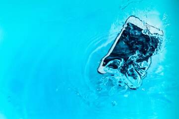 Smartphone im Wasser