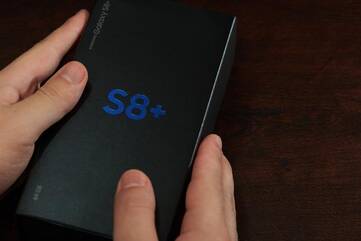 Smartphonedisplay zeigt S8+ an