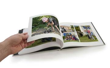 Person blättert in einem Fotobuch