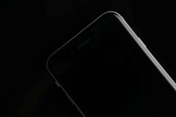 iPhone 6 plus vor schwarzem Hintergrund