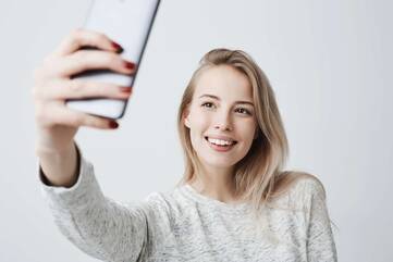 eine Frau macht ein Selfie von sich