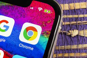 Ausschnitt eines Smartphones zeigt die Chrome-App