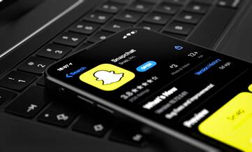 Smartphone mit Snapchat-Symbol auf dem Bildschirm