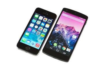 Ein Smartphone mit iOS und ein Smartphone mit Android