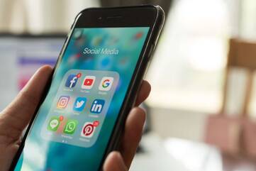Smartphone-Bildschirm mit Social Media Apps