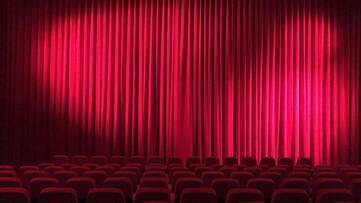 Leerer Theatersaal mit zugezogenem roten Vorhang
