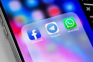 Bildschirm eines Smartphones mit Facebook-, Telegram- und Whatsapp-App