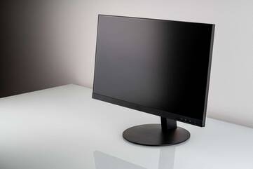 Schwarzer PC-Monitor auf weißem Tisch