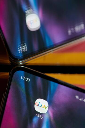 ein Smartphone mit der eBay App wird gespiegelt