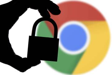 Schattenhand hält Schloss vor Chrome Browsersymbol
