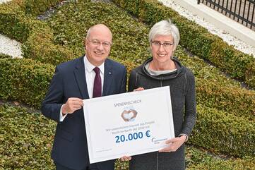 WERTGARANTIE Vorstandsvorsitzender Thomas Schröder überreichte Renate Bähr einen Spendenscheck für „Youth-to-Youth“
