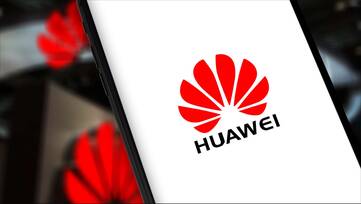 Ein schwarzes Huawei Smartphone, welches das Huawei Logo auf dem Bildschirm anzeigt.