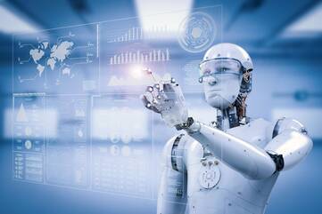 Ein humanoider Roboter tippt auf ein Datenhologramm