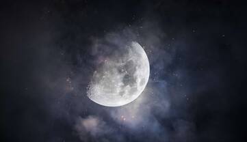 Erleuchterter Mond, dunkle Wolken umgeben ihn.