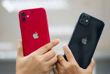 Zwei Personen halten ein rotes und ein schwarzes iPhone 11 mit Dual-Kamera hoch