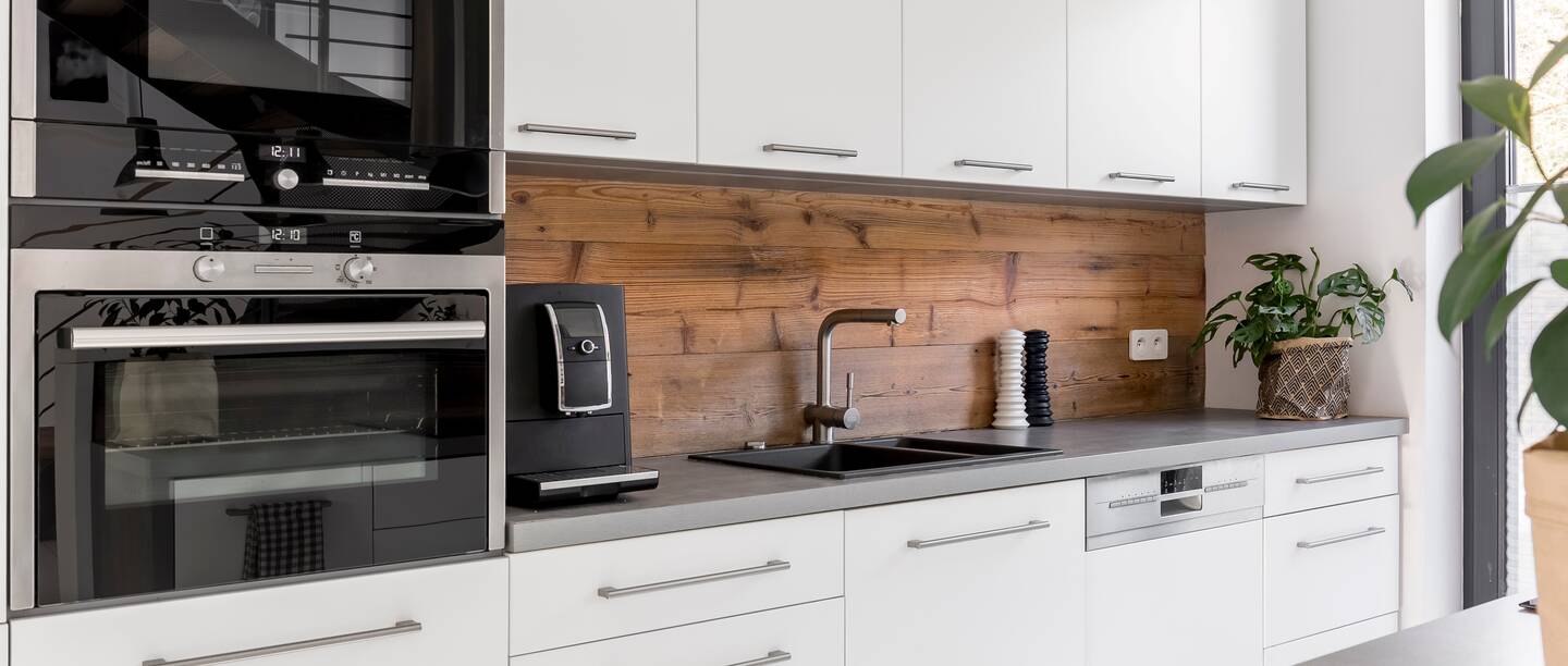 Eine modern ausgestattete Küchenzeile