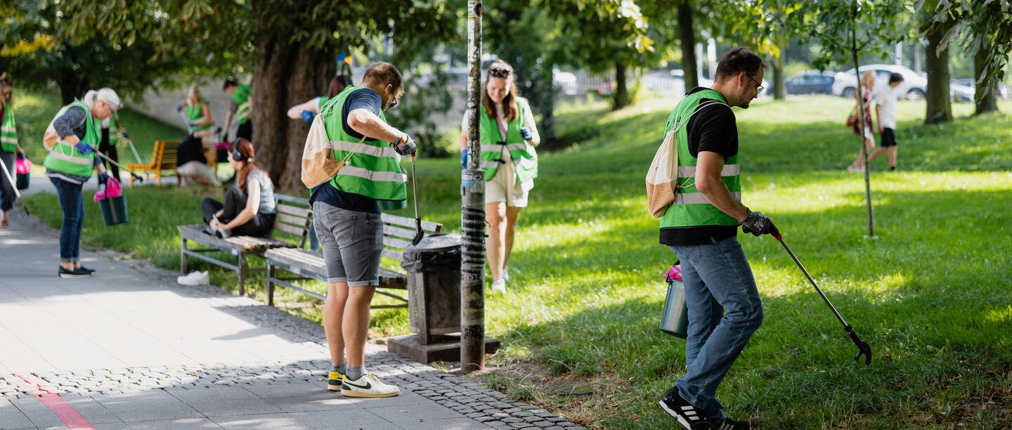 Mitarbeitende der WERTGARANTIE beim Müllsammeln