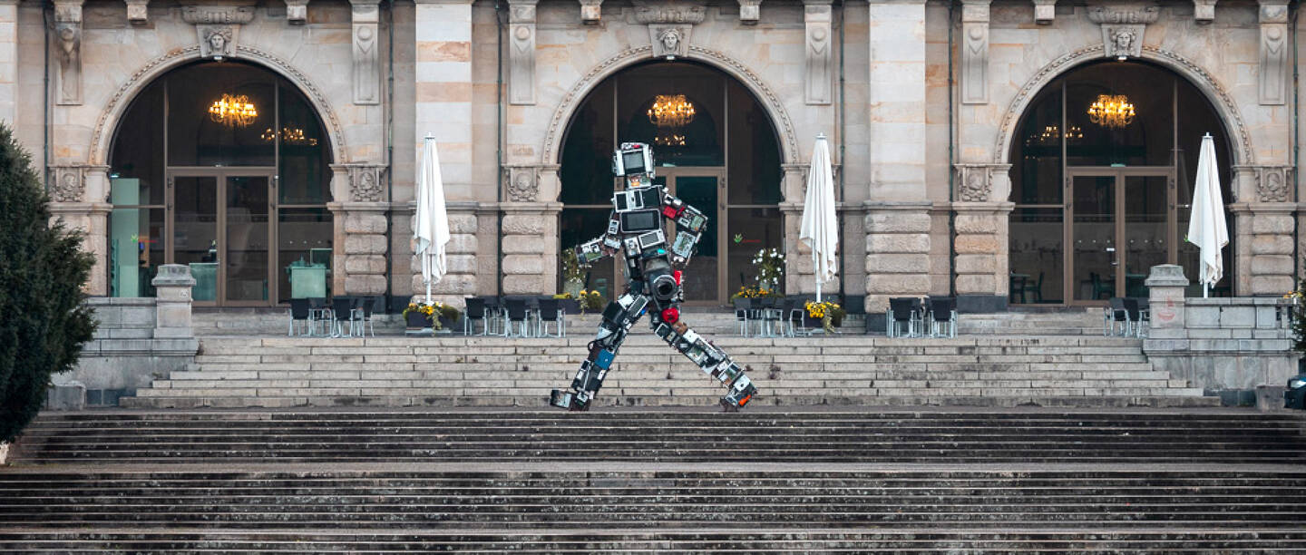 Der Schrottroboter am Ende einer aufgehenden Steintreppe