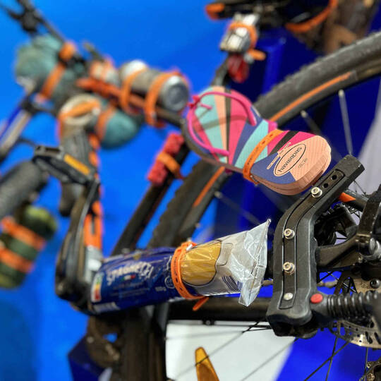 Fahrradrahmen an dem unterschiedliche Gegenstände mit einem flexiblen Gummiband befestigt sind
