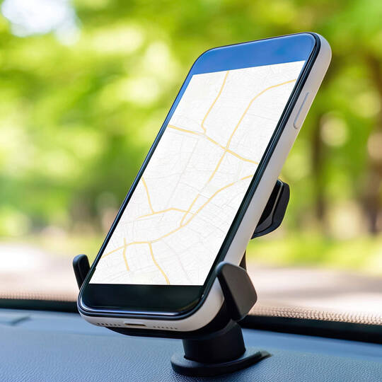 Ein Handy steckt in der Smartphone-Halterung im Auto.