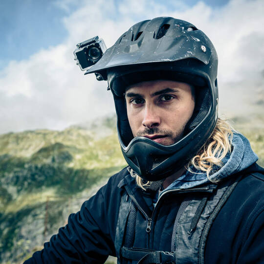 Ein Mann hat eine Action-Kamera auf seinem Fahrradhelm montiert.