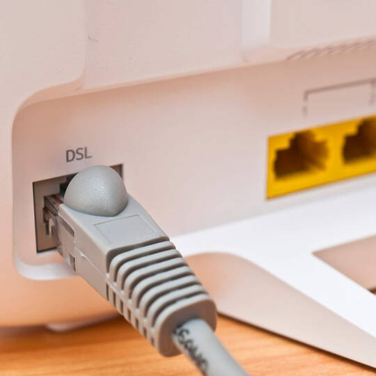 Die Rückseite eines Routers mit DSL-Buchse und -Kabel.