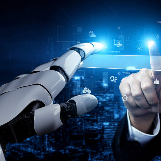 Ein Roboter und eine menschliche Person tippen beide mit dem Finger auf eine Browser-Suchleiste.