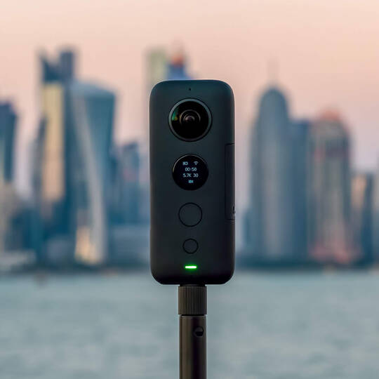 Eine 360-Grad-Kamera vor der Skyline einer Stadt. 