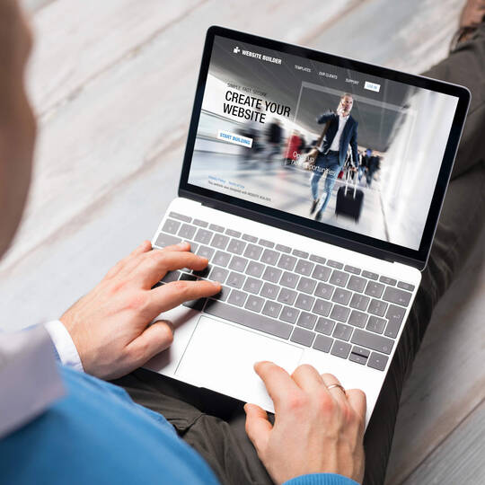 Ein Mann erstellt auf dem Laptop eine Website.