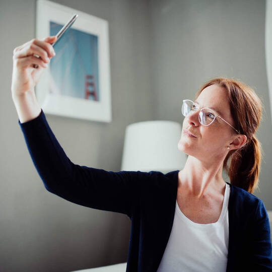 Eine Frau macht ein Selfie von sich.