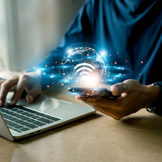 Ein Mann verbindet sein Handy mit dem WLAN.