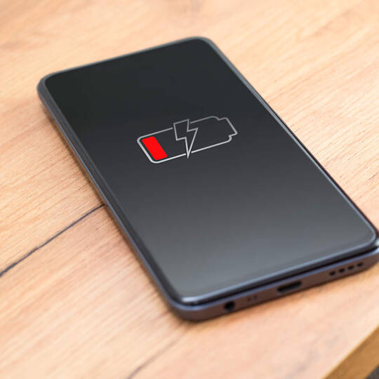 Ein leeres Smartphone liegt auf dem Tisch.