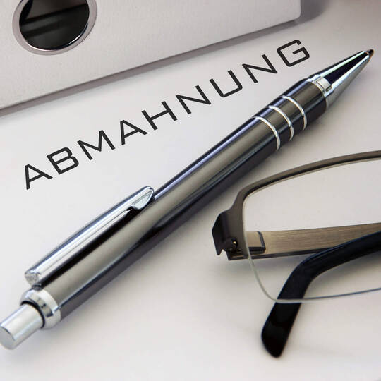 Auf einem Brief steht groß das Wort Abmahnung.