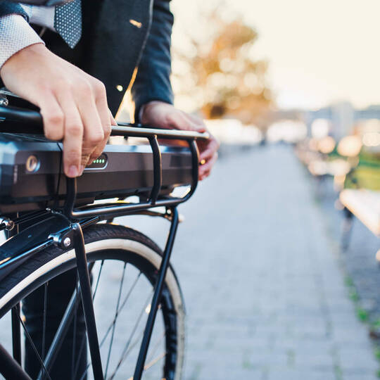 Nahaufnahme wie ein Mann seinen E-Bike Akku bedient