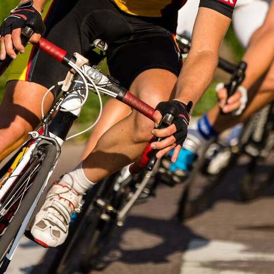 Kurvenfahrt eines Radrennens