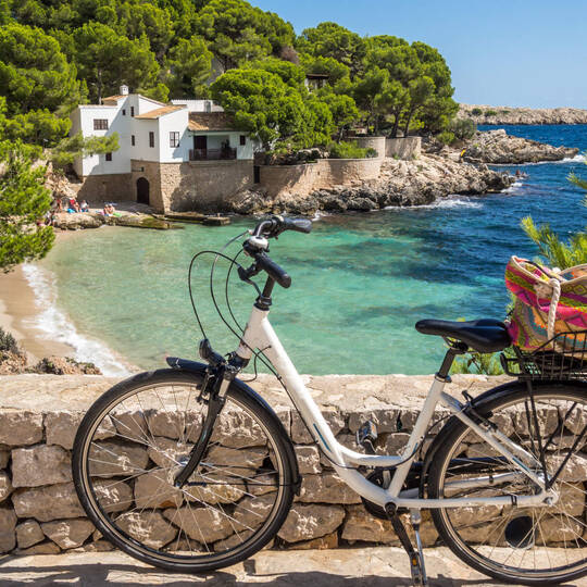 Ein Fahrrad steht an einem Strand in Mallorca