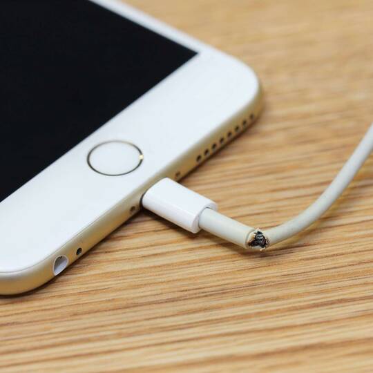 iPhone 6 lädt mit gebrochem Kabel