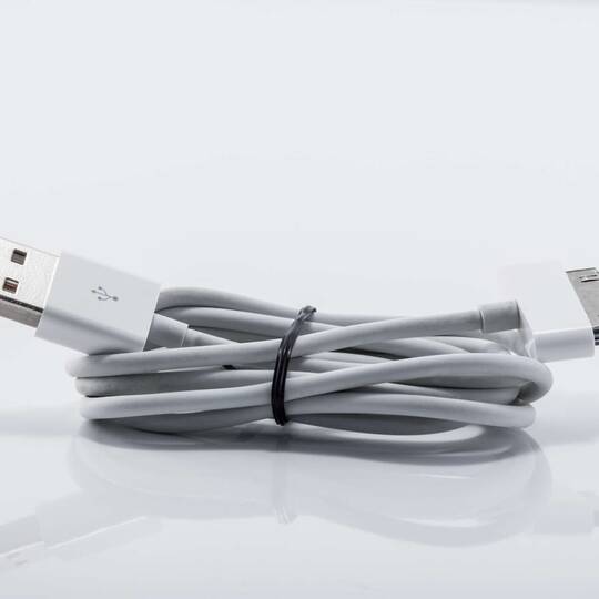 Zusammengeschnürrtes Apple-Ladekabel