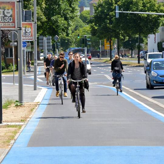 Frau fährt Fahrrad in verkehrsberuhigter Zone