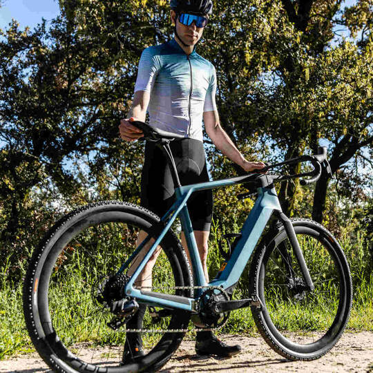 Mann steht neben futuristischem E-Bike